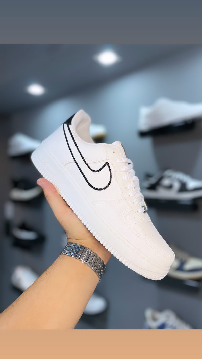 Air force 1 branco detalhe preto