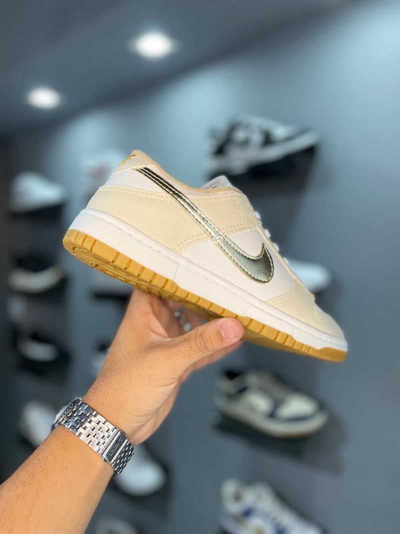 Dunk low nude com dourado