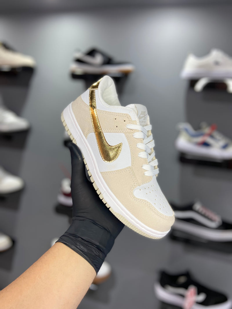 Dunk low branco e dourado