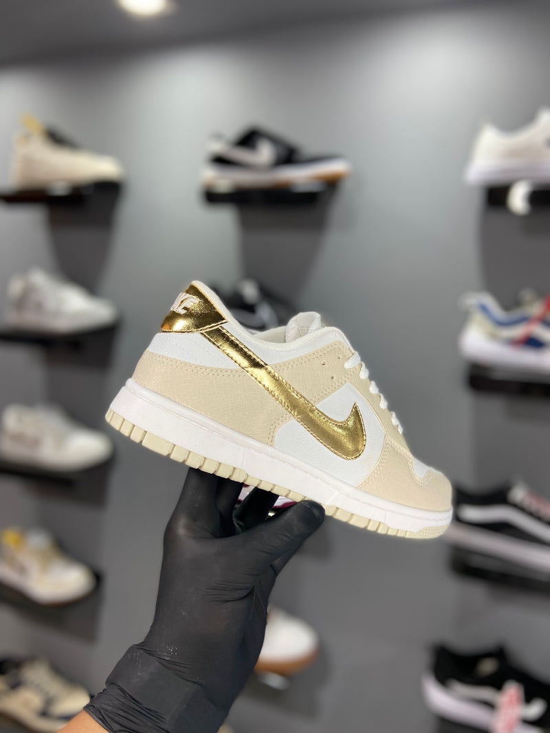 Dunk low branco e dourado